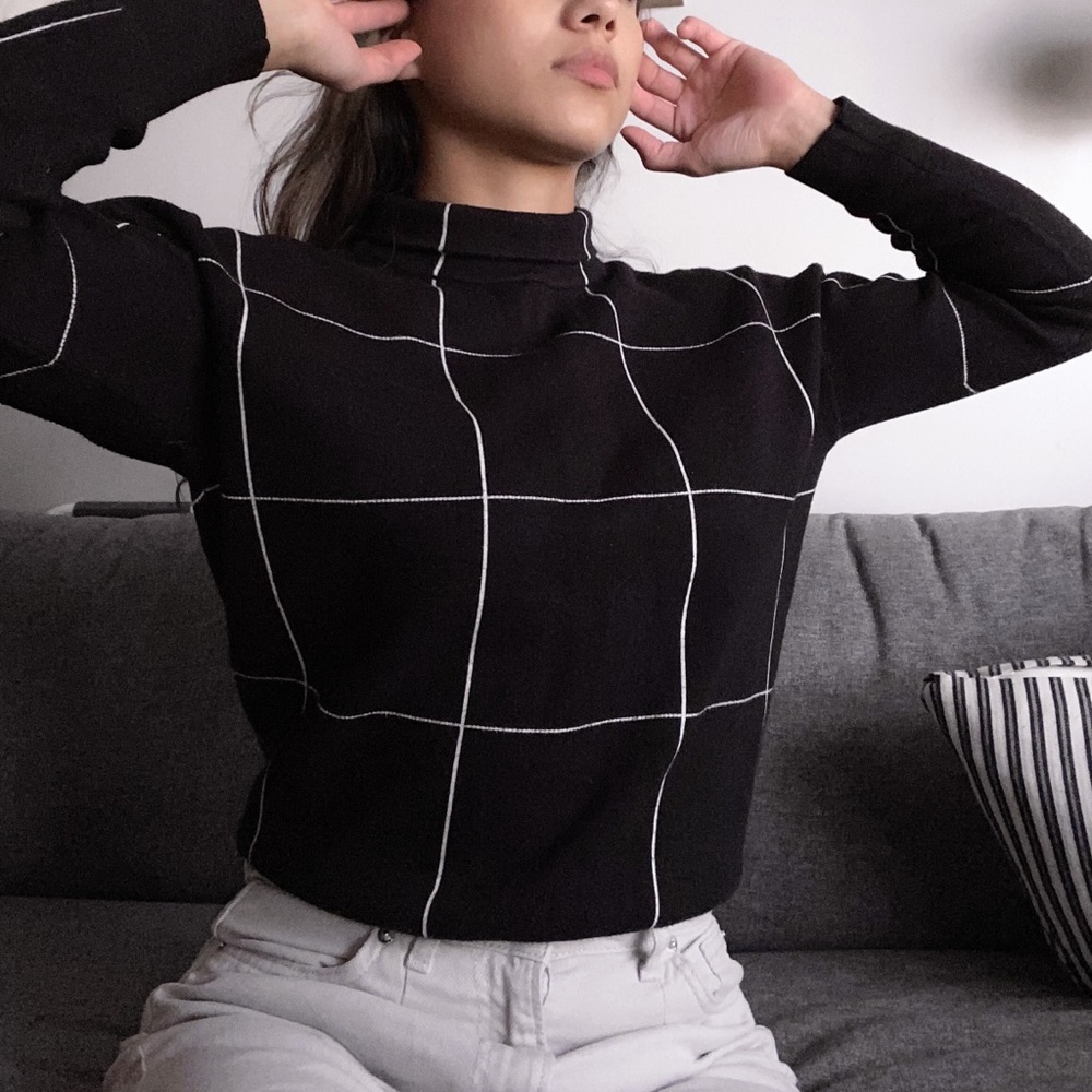 BLACK AND WHITE TURTLENECK